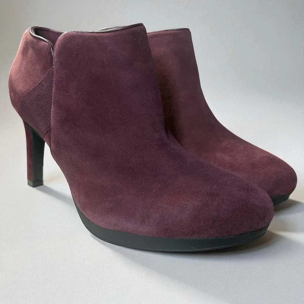 Clarks Womens‎ 8.5M Ambyr Gem Plum Suede Ankle Booties Platform Heels